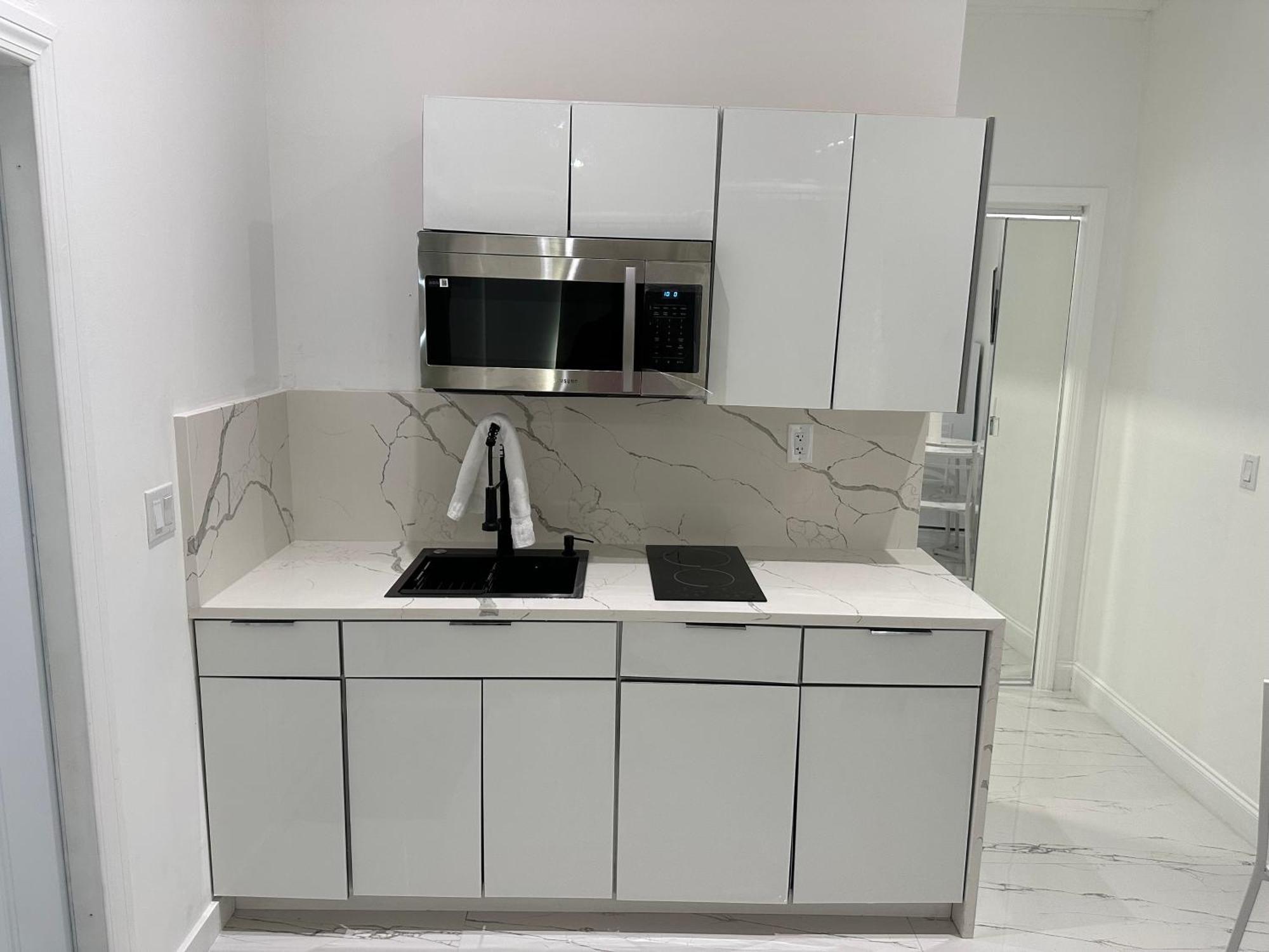 The White And Back Apartment Miami